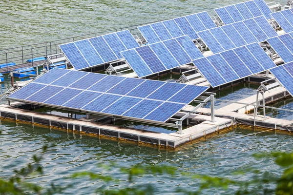 水の上の太陽電池パネル. — ストック写真