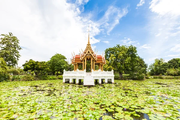 Тайский храм на воде — стоковое фото