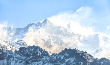 kangchenjunga olan üçüncü en yüksek dağı
