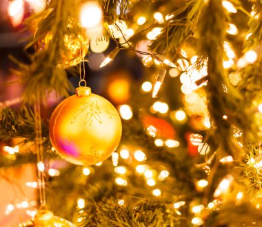 Noel top ve yeşil çam dalı