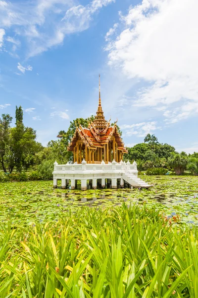 Temple thaïlandais sur l'eau — Photo