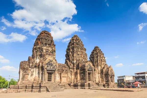 Buddysta rozciągacz, phra prang sam jod pagoda — Zdjęcie stockowe