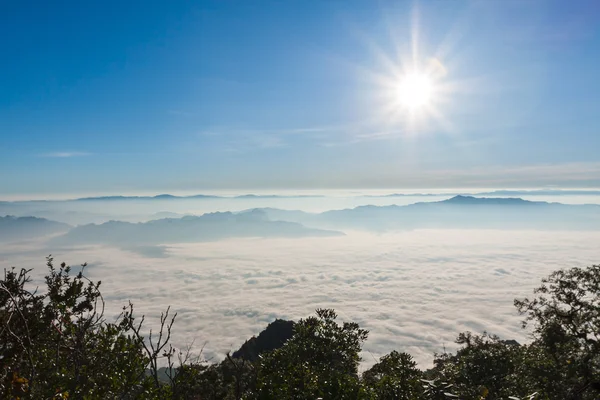 Zonsopgang weergave punt van doi chiang dao berg — Stockfoto