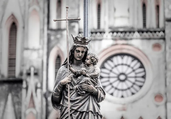 Estatua de mármol de la virgen María llevando a un niño con un difuso Imágenes de stock libres de derechos
