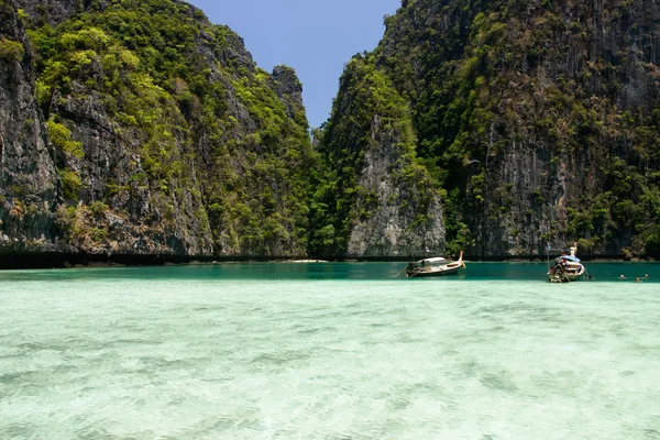 Bahía en la isla Phi phi en Tailandia —  Fotos de Stock