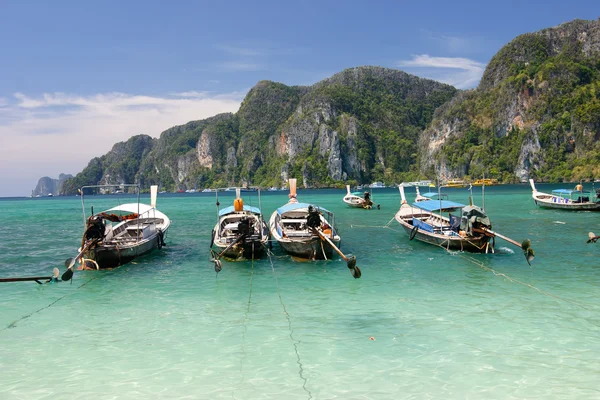 Long tailed boats at Phi Phi island in Thailand — Stock Photo, Image