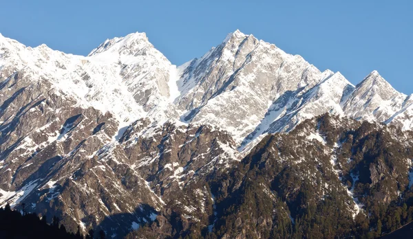 Hermosos picos del Himalaya en el Valle de Manali, India —  Fotos de Stock