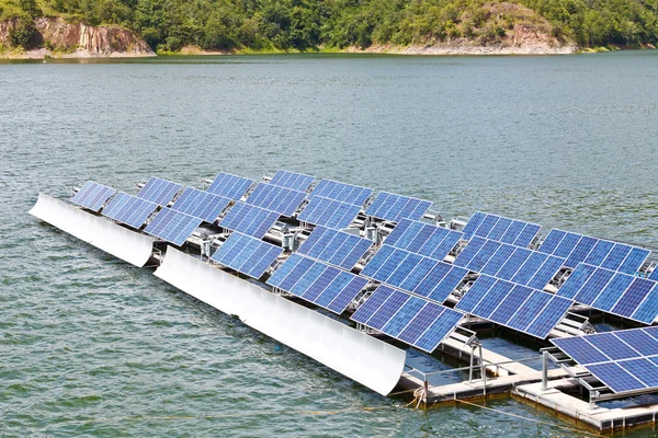 水の上の太陽電池パネル. — ストック写真