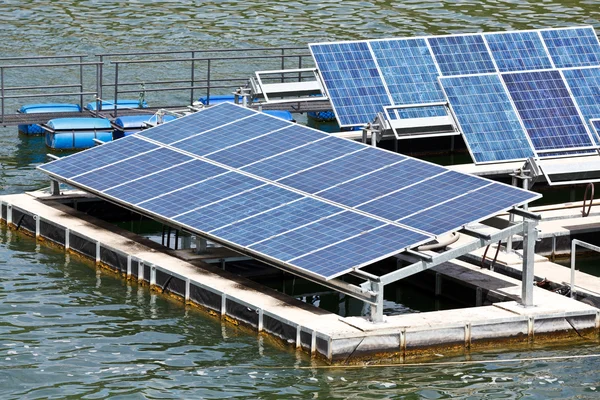 水の上の太陽電池パネル. — ストック写真