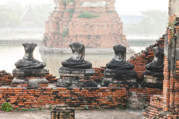 Статуи Будды и наводнения — стоковое фото