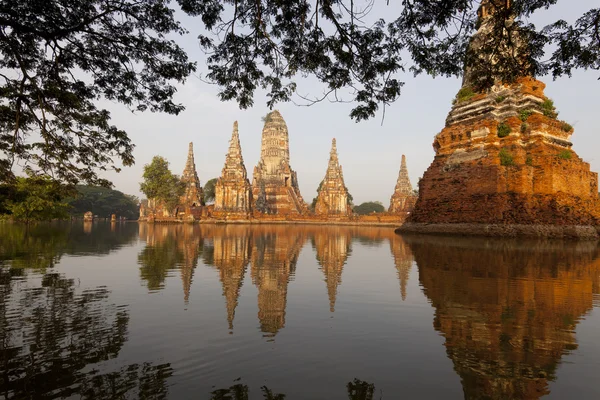 Povodně chaiwatthanaram chrám v ayutthaya — Stock fotografie