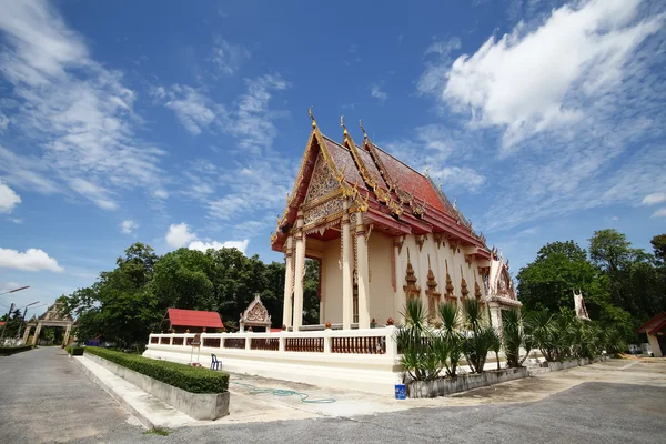 Thailändska tempel och fin blå himmel i norra thailand. — Stockfoto