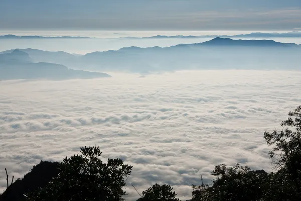 Punto de vista del amanecer desde la montaña Doi Chiang Dao —  Fotos de Stock