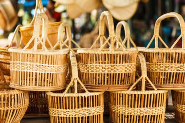 Tay el yapımı hasır sepet olduğunu