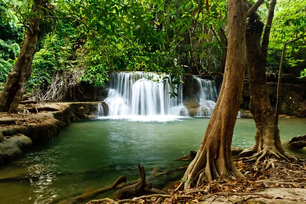 Cascada en el Parque Nacional, Provincia de Kanchanaburi, Tailandia — Foto de Stock