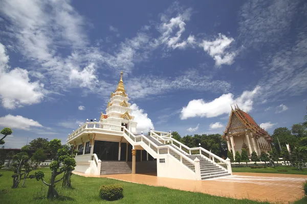 Tempio tailandese e bel cielo blu nel nord della Thailandia . — Foto Stock