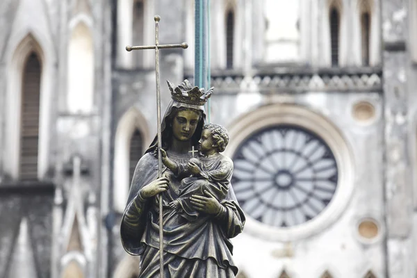 Estátua de mármore da virgem Maria carregando uma criança com um difuso — Fotografia de Stock