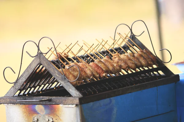 Gegrilde worst op een hete barbecue grill. — Stockfoto