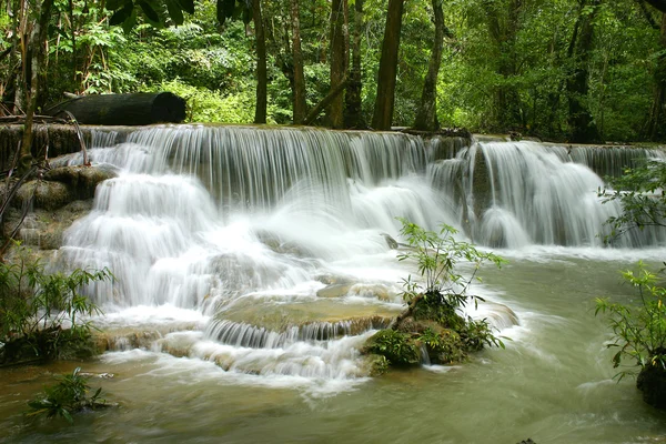 Waterval in diepe bossen in kanchanaburi, thailand — Stockfoto