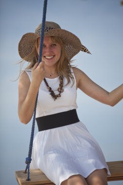 Bayan salıncak üzerinde