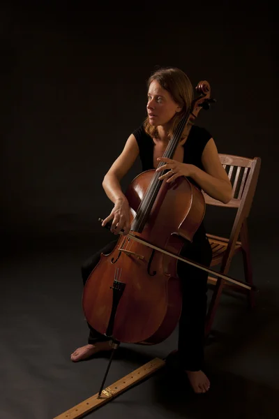Kobieta gra wiolonczela — Zdjęcie stockowe