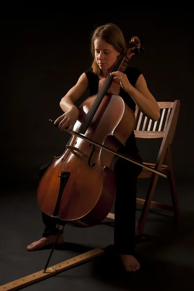 Hraje violoncello — Stock fotografie