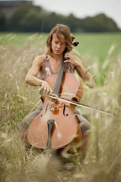 Hraje violoncello — Stock fotografie