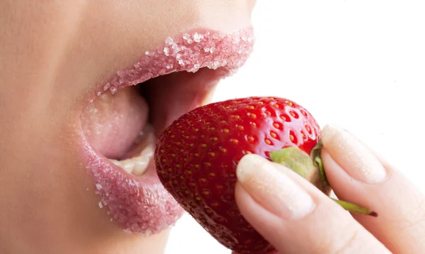 Boca de mujer con fresa roja cubierta de azúcar — Foto de Stock