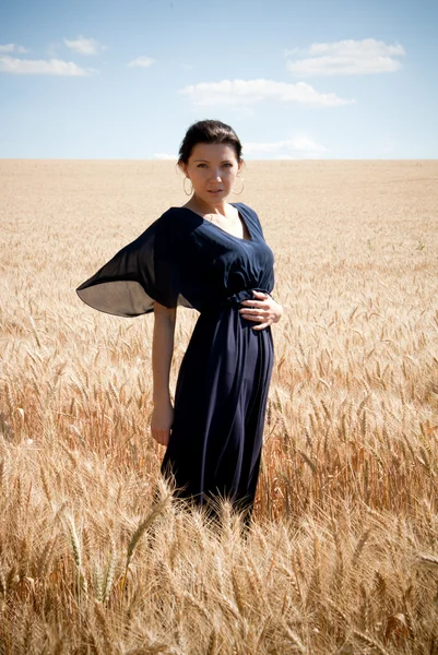 A girl in a wheat field — Stock Photo, Image