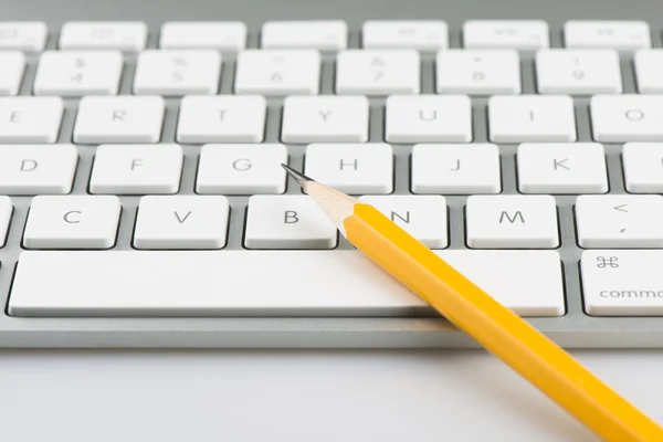 Klavye ve kalem — Stok fotoğraf
