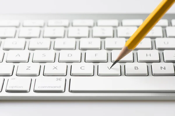 Tastatur und Bleistift — Stockfoto