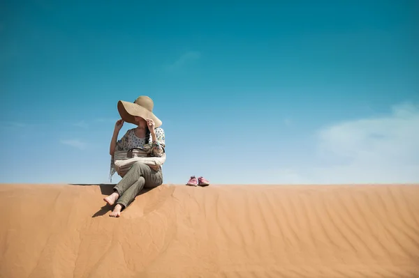 Çölün ortasında oturan