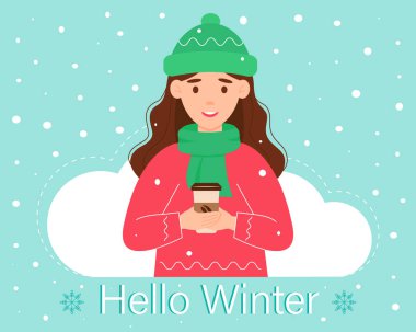 Merhaba kış. Elinde kahve tutan yeşil şapkalı ve eşarplı genç bir kız. Mavi arkaplan ve kar, mesaj. Kartpostal tasarımı. Düz biçimli vektör illüstrasyonu