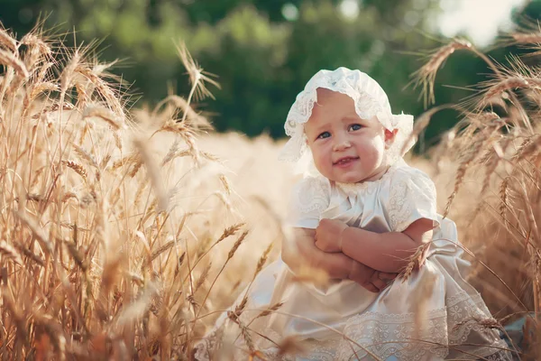 Enfant riant dans un champ de blé ensoleillé — Photo