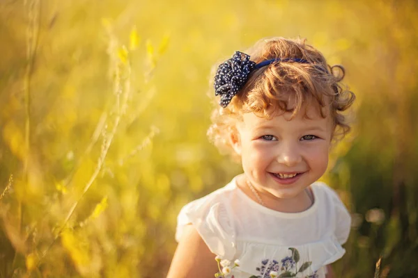 Sorrindo menina no campo — Fotografia de Stock