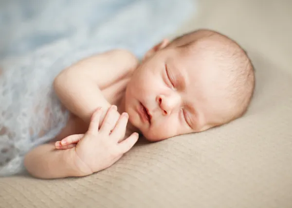 Newborn baby girl asleep on a blanket. — Stock Photo, Image