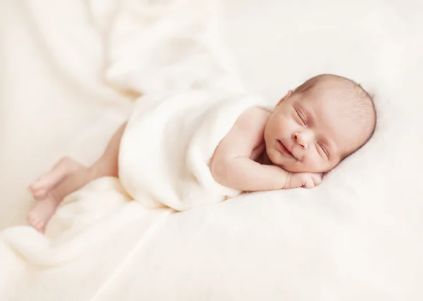 Pasgeboren baby meisje slapen op een deken. — Stockfoto