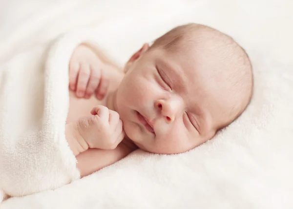 Newborn baby girl asleep on a blanket. — Stock Photo, Image