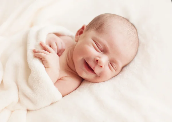 Pasgeboren baby meisje slapen op een deken. — Stockfoto