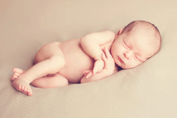 Novorozená holčička spí na přikrývce. — Stock fotografie