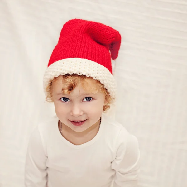 Jolie petite fille en chapeau de Noël rouge — Photo