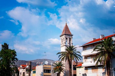 Eski Venedik kenti Trogir, Hırvatistan 'ın rıhtımındaki güneşli gezinti alanındaki belediye binasının manzarasını kapat.