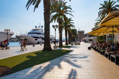 Eski Venedik kenti Trogir, Hırvatistan 'ın rıhtımında güneşli bir gezinti..