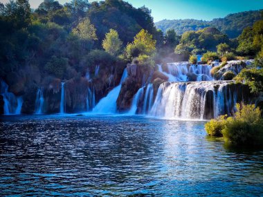 Krka Ulusal Parkı 'nda güzel bir şelale - Skradin, Dalmaçya Hırvatistan, Avrupa.