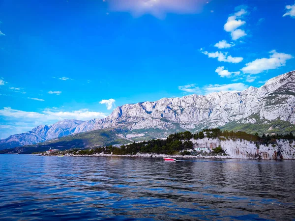 Denizde bir yattan Makarska dağlarının manzarası. Biokovo, Hırvatistan 'ın Split-Dalmaçya Eyaleti' nde yer alan bir kireçtaşı sıradağıdır..