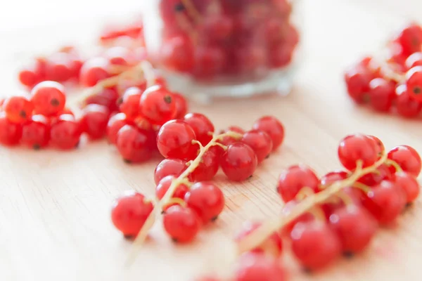 Redcurrant bunches in glass — Stock Photo, Image