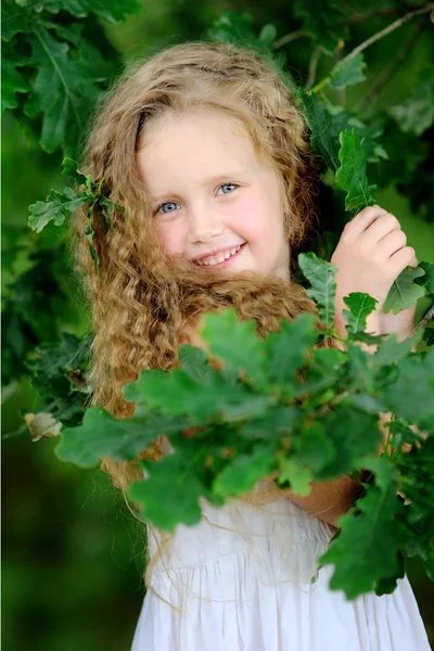 Portret dziewczynki na świeżym powietrzu w lecie — Zdjęcie stockowe