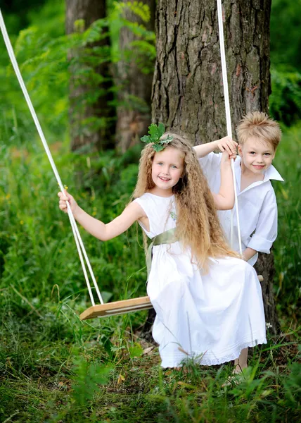 Портрет маленьких мальчиков и девочек на открытом воздухе летом — стоковое фото