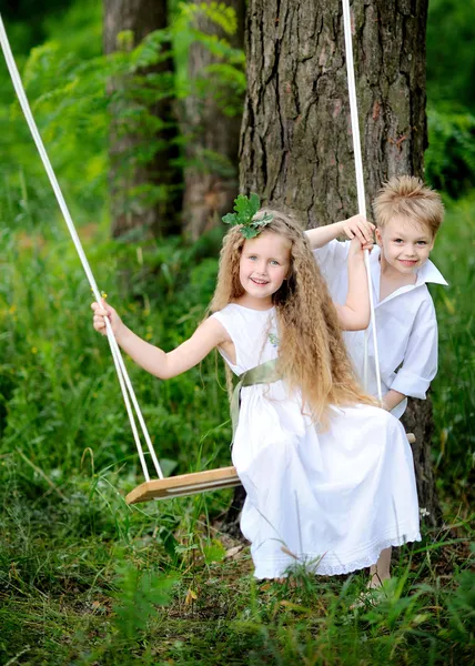 Portrait de petits garçons et filles en plein air en été — Photo