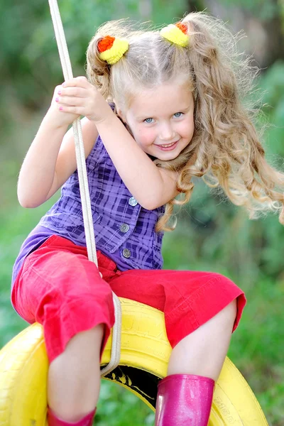 Portrait de petite fille en plein air en été — Photo